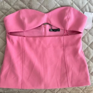 Rosa tubtopp från Zara - Snygg rosa tubtopp från Zara, aldrig använd! Så fin och somrig!💗💗passar S och M. Stretchigt material
