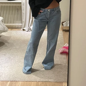 Lågmidjade jeans - Säljer dessa populära lågmidjade jeansen från nakd som är väldigt långa i benen. Använda ett fåtal gånger men säljer då jag tycker dom är lite stora på mig 💕🩷