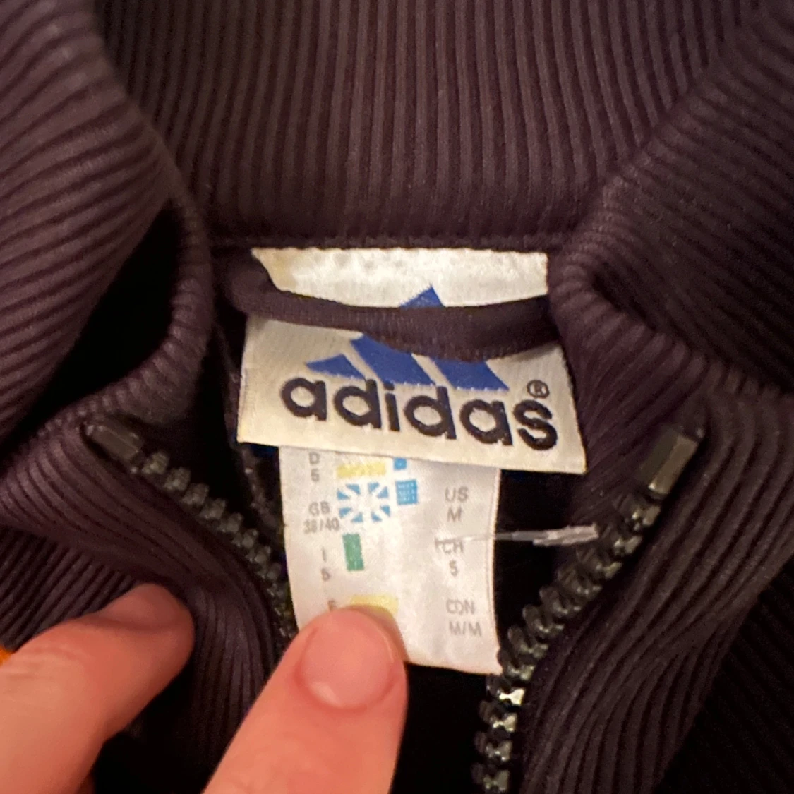 Svart och orange jacka från Adidas. Tunn.  - 90