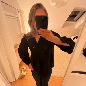 Svart blus med broderier - Söt svart blus med broderier köpt på Zalando🤩🙌🏼