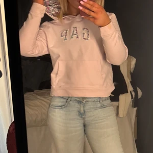Rosa hoodie från GAP - Säljer en snygg rosa hoodie från GAP, skriv för fler bilder