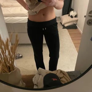 Juicy couture classic velour del ray pant - Svarta juicy couture byxor i bra skick. Använd ca 10 gånger.