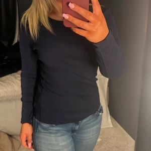 Mörkblå långärmad tröja - Snygg långärmat mörkblå tröja från Gina storlek M, skriv för fler bilde💗💗