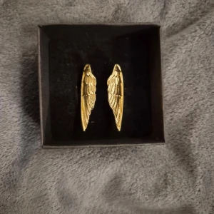 Vingar ring guld  - GRATIS GÅVA MED VARGE ORDER!! Supertrendig stockholmsstil tjejer, ring guld. Vinter ring smycke. Gjord av stål, jag svarar och skickar alltid snabbt!