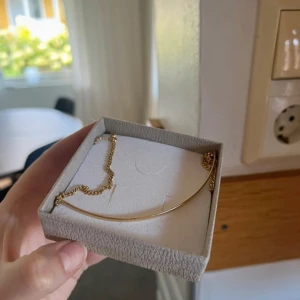 Halsband med tunn kedja - Fint halsband från Bianca Ingrosso x Guldfynd. Använt enstaka gång men inte riktigt min stil