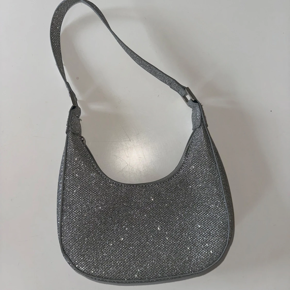 Glittrig axelväska - 90