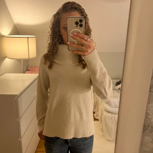 Beige stickad tröja från Vero Moda - Så snygg stickad beige tröja från Vero Moda!😍🥹Den går att använda både som polokrage men även som off shoulder🥰priset kan diskuteras vid snabb affär💕
