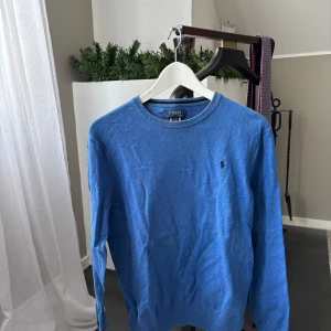 Blå tröja från Polo Ralph Lauren - Säljer en blå tröja från Ralph lauren i barnstrl XL vilket motsvarar män xs/s! Tröjan är i mycket fint skick och kan skickas överallt! Hör gärna av dig vid ev frågor.