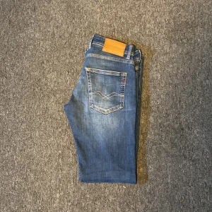 Blå Replay Jeans - Snygga blåa replay jeans 👖| Storleken är W31 L34 | Jeansen är i väldigt bra skick för ett väldigt bra pris | Bara hör av er vid minsta lilla fråga eller fundering!