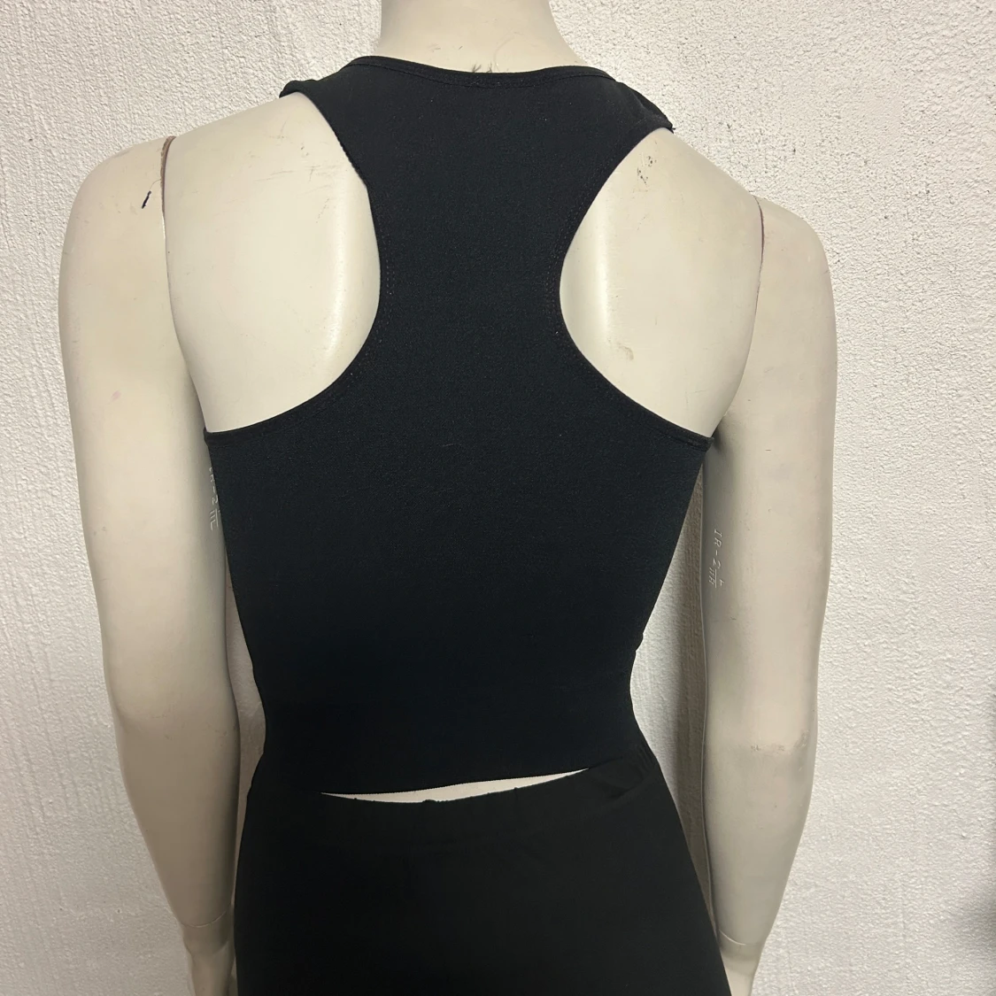 Svart croppad linnetopp med dödskallemotiv - 2