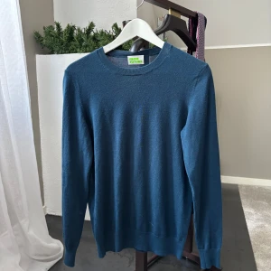 From Future o-neck - Säljer en blå/grön o-neck från From Future i strl XS. Tröjan är i mycket bra skick och är knappt använd då jag har en exakt likadan i cashmere som jag använt istället. Det är 100% merinoull och nypris för tröjan är 1900. Hör gärna av dig vid ev frågor! Köparen står för frakten men finns annars att hämta på Lidingö!