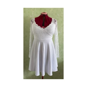 NY | Goddiva | Vit Klänning/Studentklänning | Stl. 44 - Vit klänning från Goddiva i stl. 44, endast provad med lapparna kvar.  Inköpt på Bubbleroom där nypris var 799 SEK  Ungefärliga mått: Längd: 95 cm Midja: 76 cm Byst: 90 cm Ärm: 60 cm