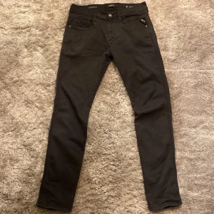 Replay anbass  - Snygga svarta Replay anbass hyperflex, slim fit. Storleken är W31 L32. Bra skick förutom en liten defekt vid fickan som man inte tänker på. Nypris ~ 1600 Mitt pris: 500. Skriv gärna över frågor och funderingar, priset kan diskuteras🐈‍⬛