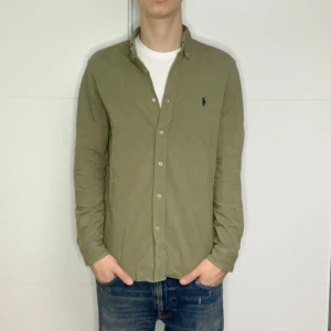 Ralph Lauren skjorta  - Ralph Lauren skjorta | Skick: 8/10 | Strl M | Pris - 549 | Fraktar via Postnord eller Instabox på köparens bekostnad | Hör av dig vid minsta fråga eller fundering//CL