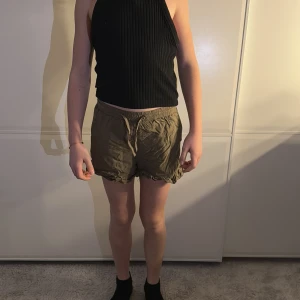 Snygga sommar shorts som har en naturlig grön färg - Perfekt till sommaren tyvärr för små för mig 