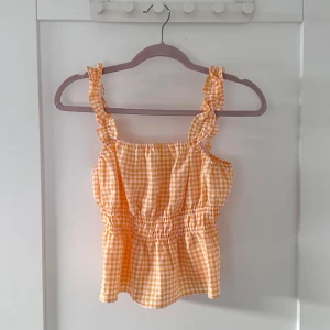 Gul och vit rutig topp med volangdetaljer - Vit rutig topp