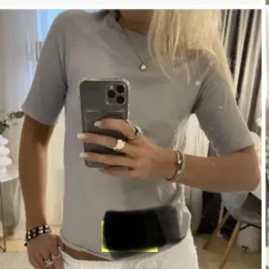 Grå kortärmad stickad t shirt  - Säljer en stilren grå stickad topp med korta ärmar. Perfekt för en avslappnad look. Enkel design som passar till det mesta. Är i storlek M men passar s-m