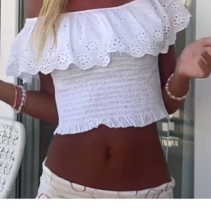 Viral topp - INTE MINA BILDER!!!  Perfekt till sommaren. Säljer denna jätte virala och eftertraktade toppen som är köpt i en marknad i Spanien. Aldrig använd! Den är one size❤️