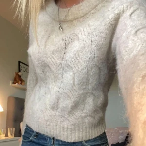 Stickad tröja💕 - Så fin stickad tröja, knappt använd!💕 Skulle säga att den också sitter som en S🥰