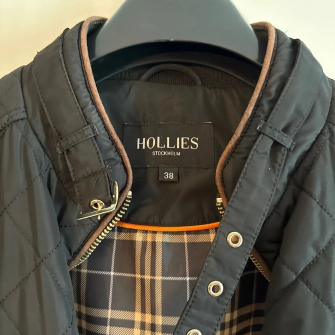Svart quiltad jacka från Hollies - 91
