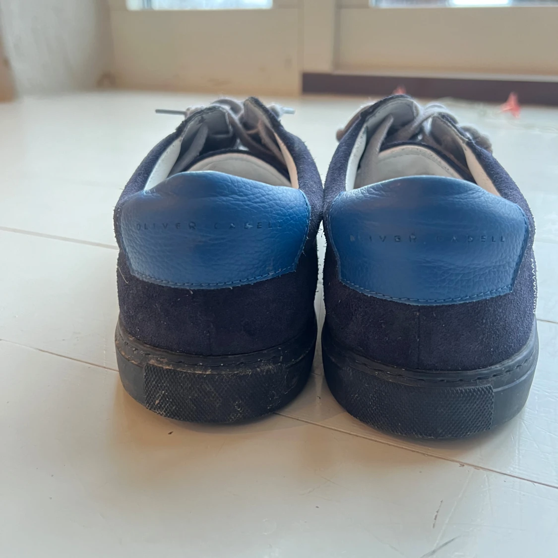 Mörkblå sneakers med mockadetaljer - 90