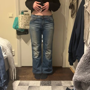 Blå bootcut jeans - Snygga blå bootcut jeans med klassisk femficksdesign. De har en lågmidjad passform och är perfekta för en avslappnad stil. Jeansen har en lätt tvättad look som ger dem en cool vintagekänsla. Gammal Esprit 