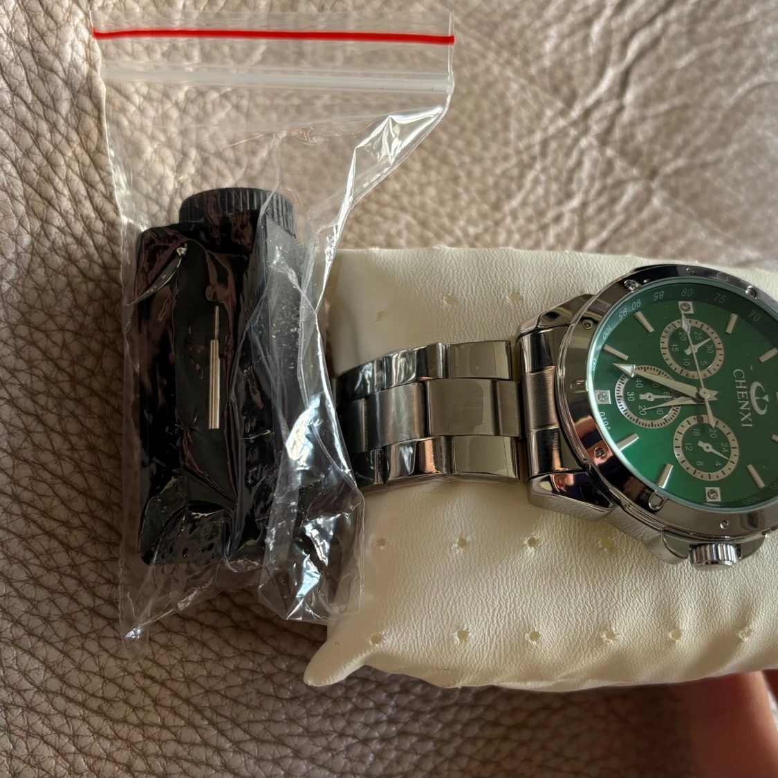 Silverfärgad klocka med grön urtavla - 90