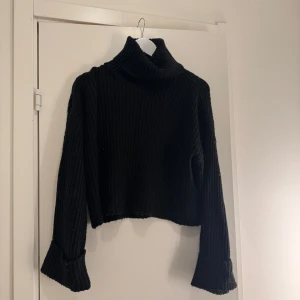 Stickad tröja - Stickad tröja med hög hals. Tröjan är använd och är i bra skick utöver att den är ”nopprig” pga att den legat ihop med andra ljusa stickade tröjor i en låda men det går enkelt att ta bort med en noppermaskin eller för hand 😊 storlek XS