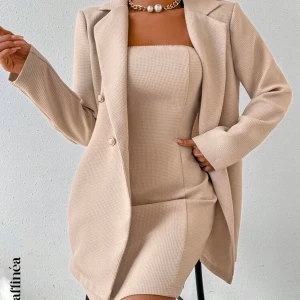 Beige klänning med kavaj - Oversizead kavaj med en klänning. Pma för mer bilder. Aldrig använd. 