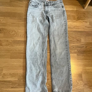 Straight leg Nelly jeans - I jättefint skick, perfekt längd för mig som är 166 men kommer inte till användning. Slriv för fler bilder