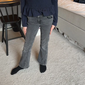 Grå jeansbyxor - Snygga grå jeansbyxor med bootcut-stil. De har en klassisk femficksdesign och en bekväm passform. Perfekta för en avslappnad look.