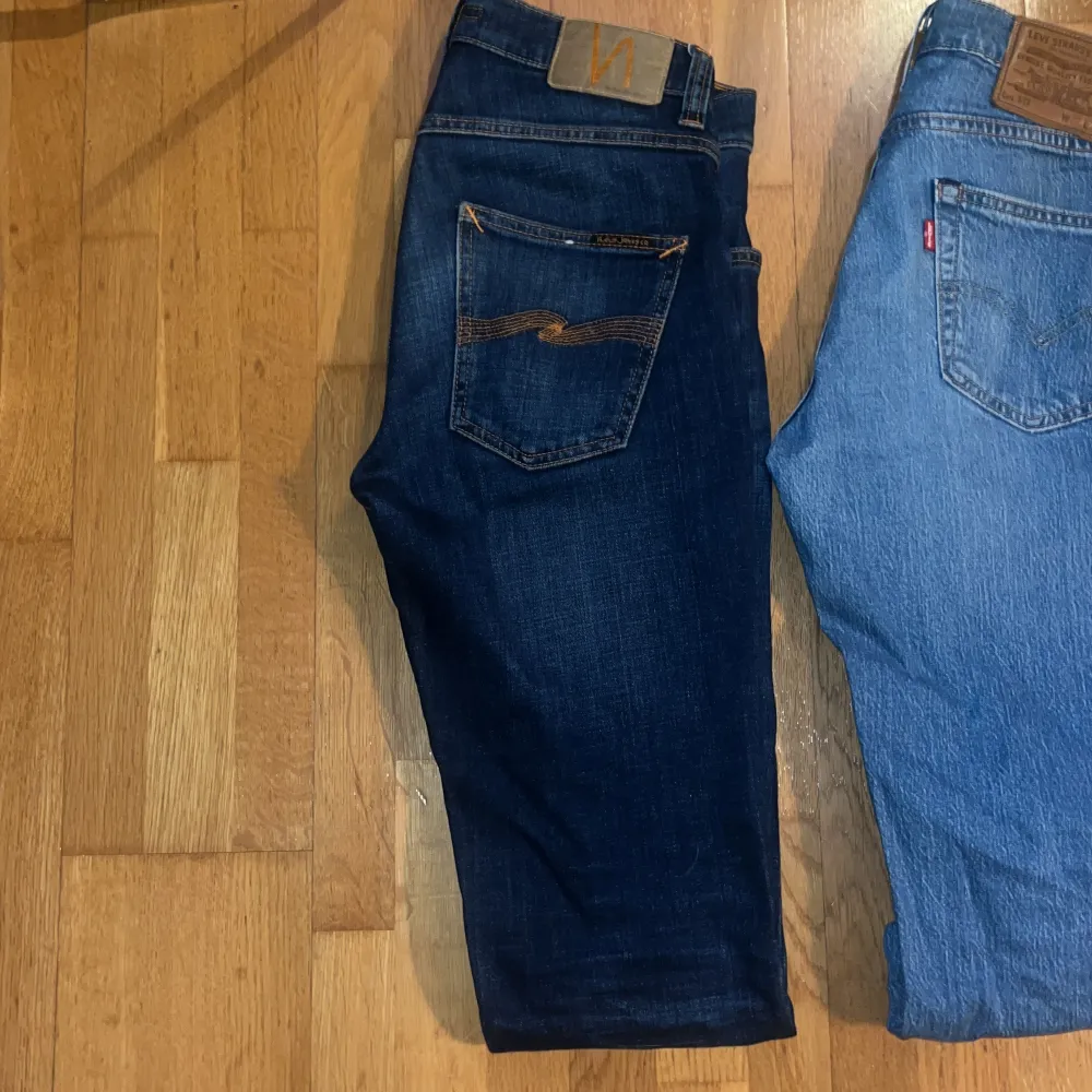 Säljer fyra par jeans i olika nyanser av blått och svart. Märken inkluderar Levi's och nudie. Perfekta för en casual look. Ta rubbet för 1500. Farkut & Housut.
