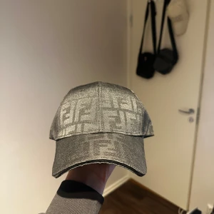 Svart Fendi keps - Svart keps från Fendi. Skriv till mig för mer information