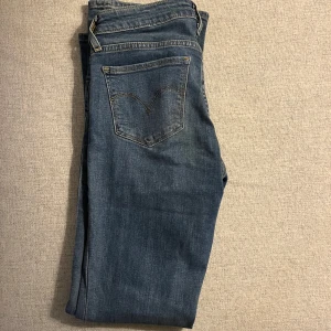 Levis jeans - Säljer dessa lågmidjade bootcut jeans ifrån Levis eftersom de inte kommit till användning. Använda ca 5 ggr. Superfint skick!