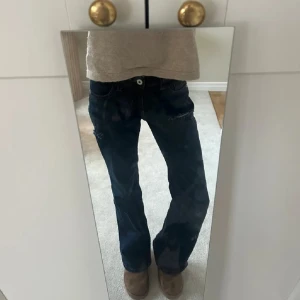 Mörkblå lågmidjade jeans - Snygga mörkblå jeans med slitningar på låren.❤️❤️