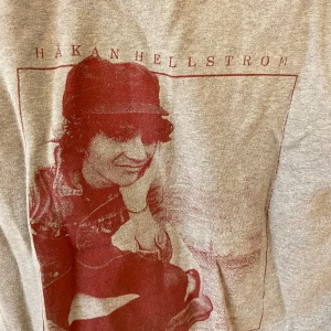 Hoddie med dragkedja  - Håkan Hellström tröja, köpt på konsert. Nästan aldrig använd! 