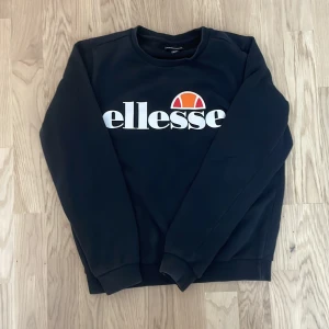 Svart tröja från Ellesse - Säljer en svart tröja från Ellesse. Storlek 158-164 som passar 160cm väldigt bra. Defekt i slutet, man ser inte de så mycket. Riktig skön tröja. Pris kan 100% diskuteras 👍🙏.