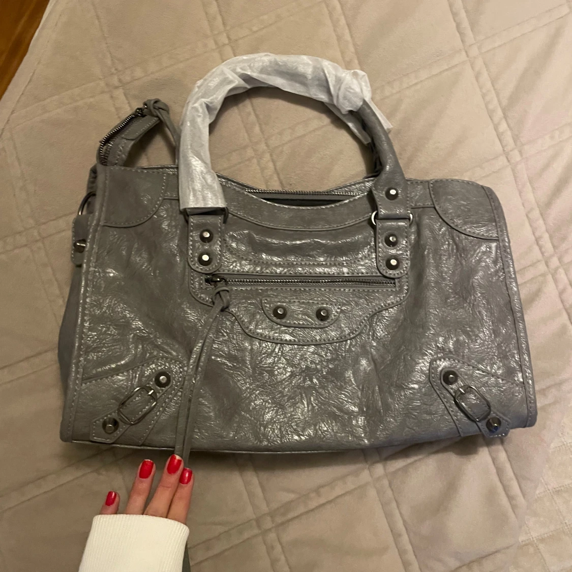 Grå axelväska med detaljer - 90