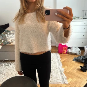 stickad tröja zara - mysig vit lurvig stickad tröja från zara storlek L  