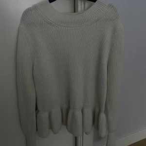 Vit stickad tröja från Carin Wester  - Säljer en stilren vit stickad tröja från carin Wester.Tröjan har långa ärmar och en ribbad struktur som ger en snygg look. Perfekt för kyligare dagar.