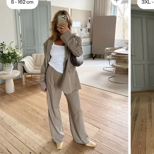 Favorite Pant - Djerf Avenue - Använd ett fåtal gånger. I färgen Oat. Fint skick. Kan skicka egen bild om så önskas. 