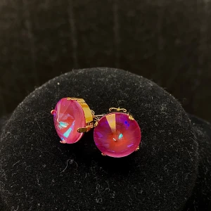 Lotus Pink DeLite - simpla & eleganta örhängen i en rosa färg som skimrar i en massa fina nyanser med kristallen ”Aurora Rivoli Lotus Pink DeLite” samt öronstift i guldpläterad mässing ✨