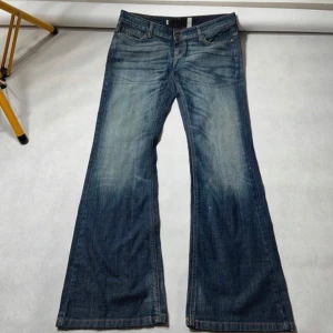 Lågmidjade jeans - Flare jeans från only, nice tvätt och sitter supersnyggt❤️‍🔥 Midjemåttet är 44cm och innerbenslängden är ca 82cm
