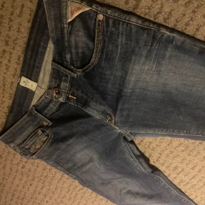 Replay Jeans - Nästan nyskick på jeansen. Säljer på grund av att dem är för små. Storlek W32 L32. Vid fler frågor kontakta mig via PM.