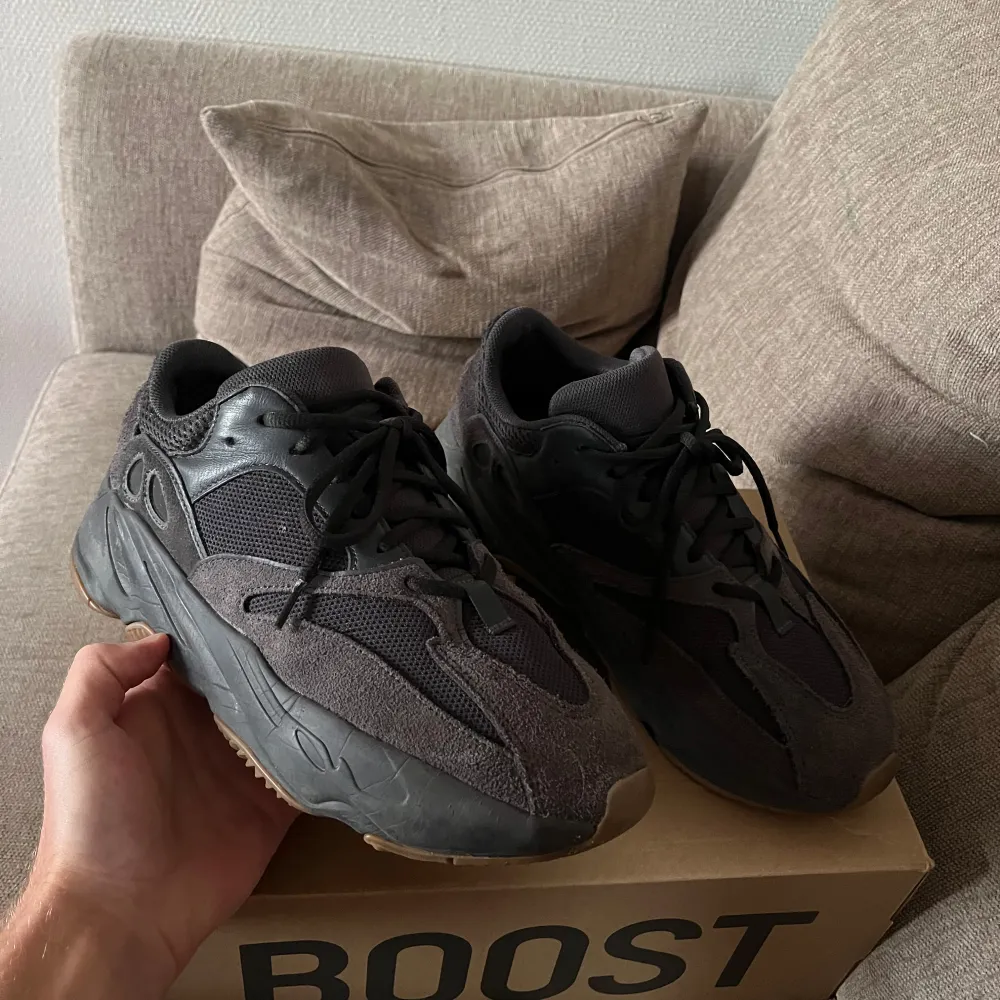 Yeezy boost 700 storlek 45. Väldigt unika och i mycket bra skick!. Skor.