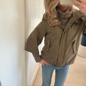 Trekvartsärmad jacka - Såå snygg trekvartsärmad militärjacka från zara❤️har en inbyggd väst som går att ta av om man vill