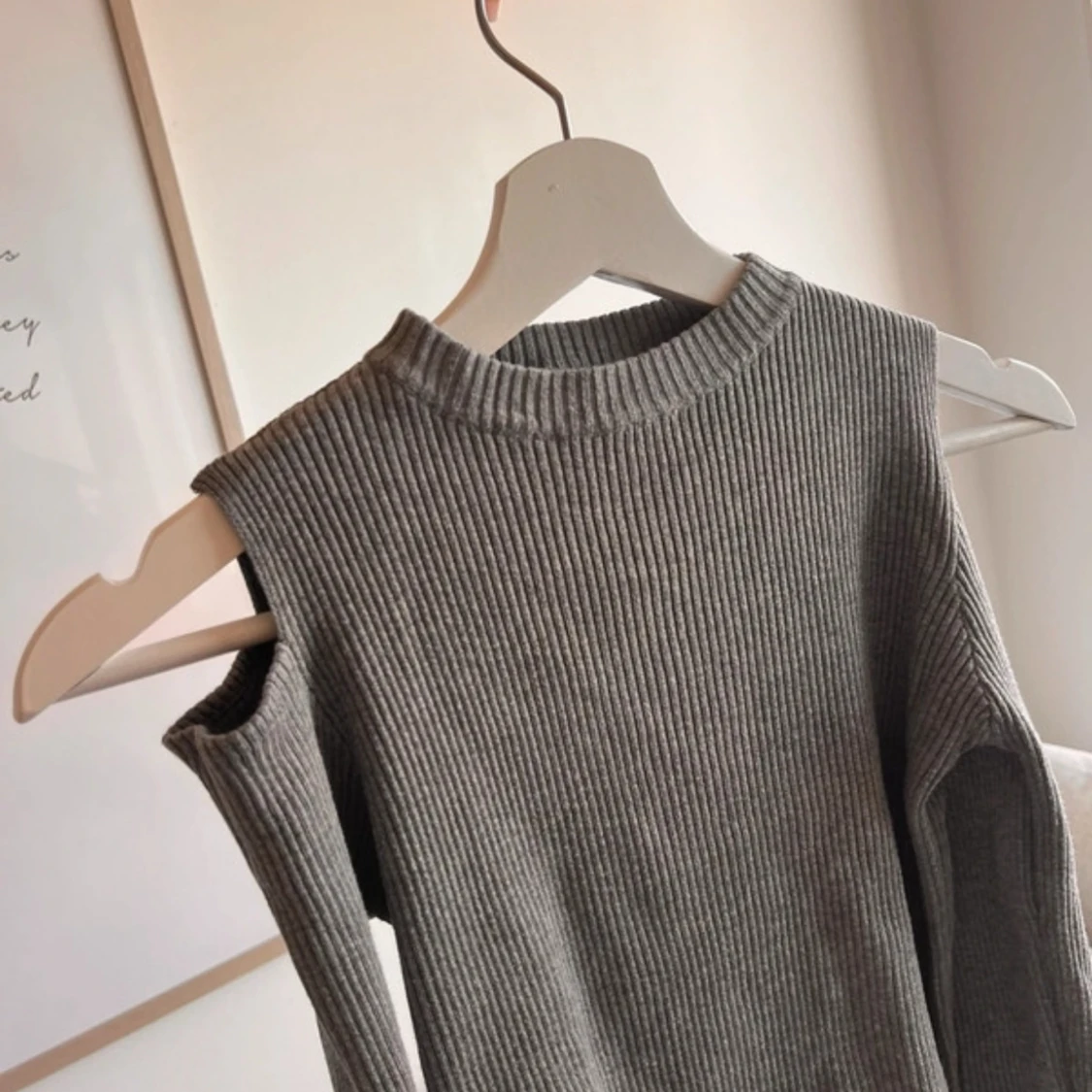 Grå ribbad offshoulder tröja - 90