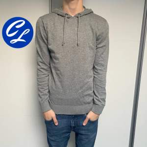 Stickad Hoodie från Esprit | Skick: 9/10 | Strl S | Pris - 349 | Fraktar via Postnord eller Instabox på köparens bekostnad | Hör av dig vid minsta fråga eller fundering!