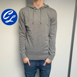 Stickad Hoodie  - Stickad Hoodie från Esprit | Skick: 9/10 | Strl S | Pris - 349 | Fraktar via Postnord eller Instabox på köparens bekostnad | Hör av dig vid minsta fråga eller fundering!