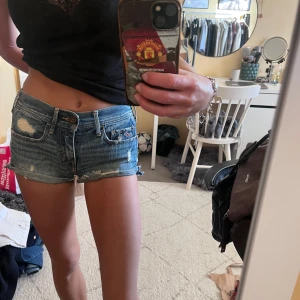 Jeansshorts från Hollister - Säljer ett par snygga jeansshorts från Hollister i mycket bra skick. De är blå med slitna detaljer och har en låg midja. 💓💓